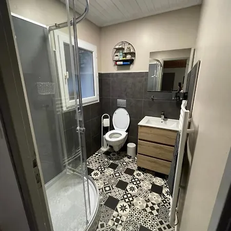 Petite Maison Au Calme, Dans Impasse Casa de Férias *