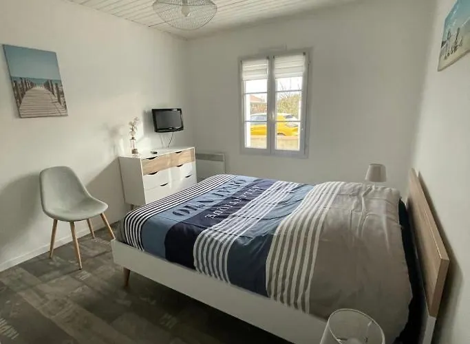 Petite Maison Au Calme, Dans Impasse * L'Epine (Vendee)